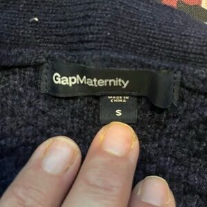 Gap maternity navy maternity sweater with cute snaps on side